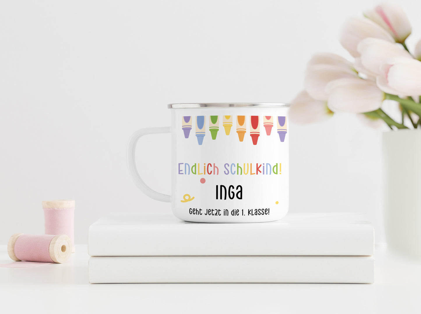 Personalisierter Emaillebecher | Endlich Schulkind | Buntstifte oben | Emaille Tasse | Rand schwarz oder silber | mit Name | Einschulung - verschenkich.de