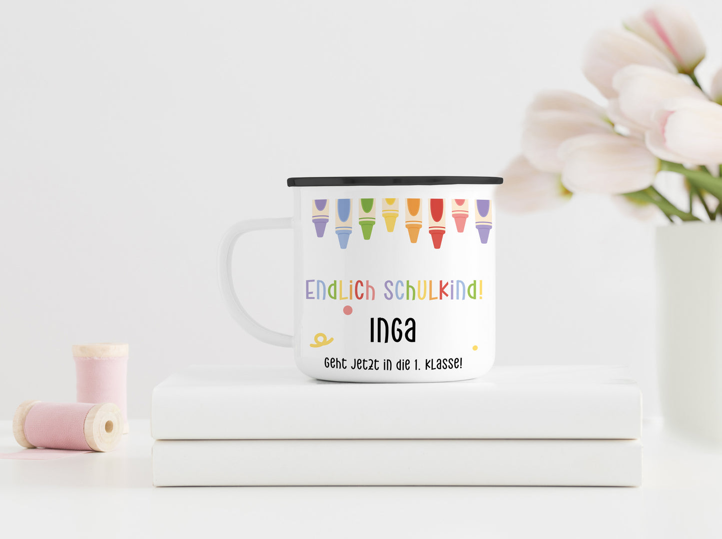 Personalisierter Emaillebecher | Endlich Schulkind | Buntstifte oben | Emaille Tasse | Rand schwarz oder silber | mit Name | Einschulung - verschenkich.de