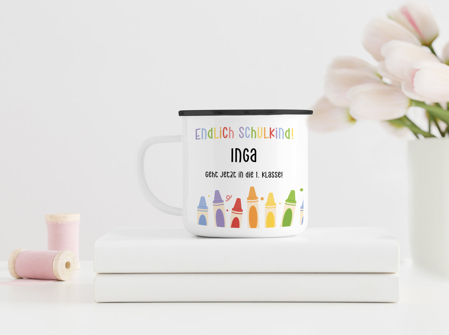 Personalisierter Emaillebecher | Endlich Schulkind | Buntstifte unten | Emaille Tasse | Rand schwarz oder silber | mit Name | Einschulung - verschenkich.de