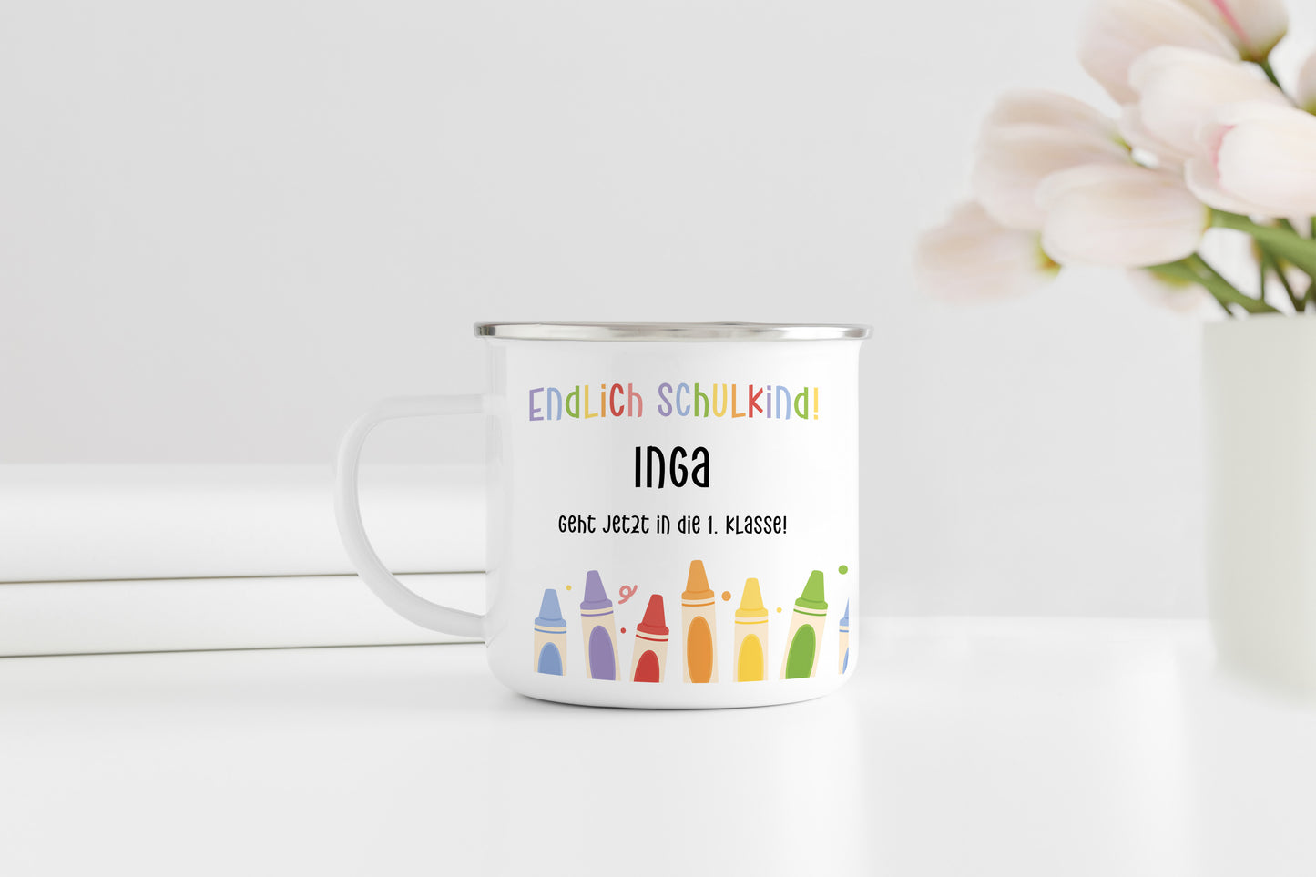 Personalisierter Emaillebecher | Endlich Schulkind | Buntstifte unten | Emaille Tasse | Rand schwarz oder silber | mit Name | Einschulung - verschenkich.de