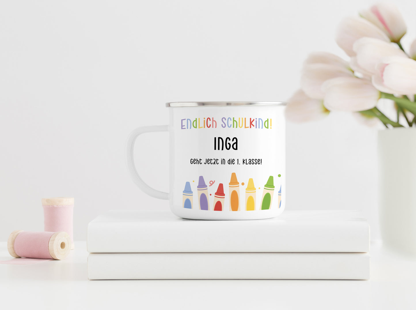 Personalisierter Emaillebecher | Endlich Schulkind | Buntstifte unten | Emaille Tasse | Rand schwarz oder silber | mit Name | Einschulung - verschenkich.de