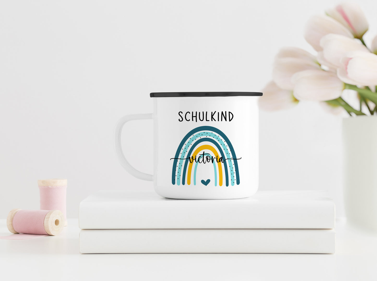 Personalisierter Emaillebecher | Schulkind Regenbogen blau | Emaille Tasse | Rand schwarz oder silber | mit Wunschnamen | Einschulung - verschenkich.de