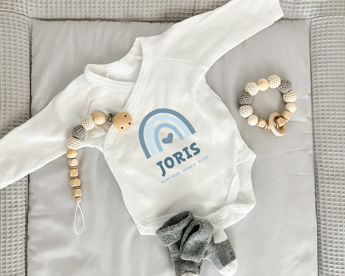 Personalisierter Premium Wickelbody | Regenbogen Blau | Langarm Body | Bio-Baumwolle | Geschenk zur Geburt mit Wunschnamen und Geburtsdaten - verschenkich.de