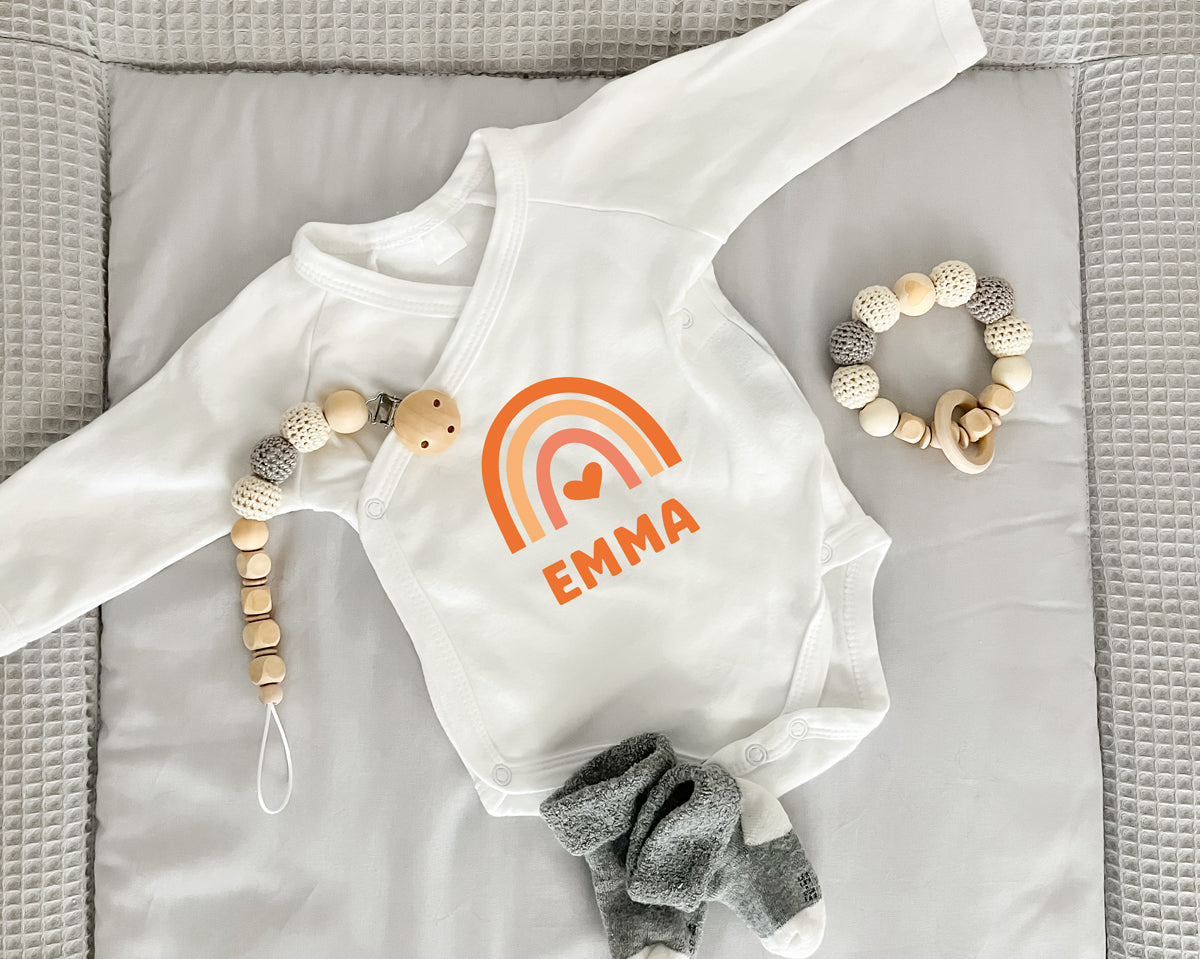 Personalisierter Premium Wickelbody | Regenbogen Gelb | Langarm Body | Bio-Baumwolle | Geschenk zur Geburt mit Wunschnamen und Geburtsdaten - verschenkich.de