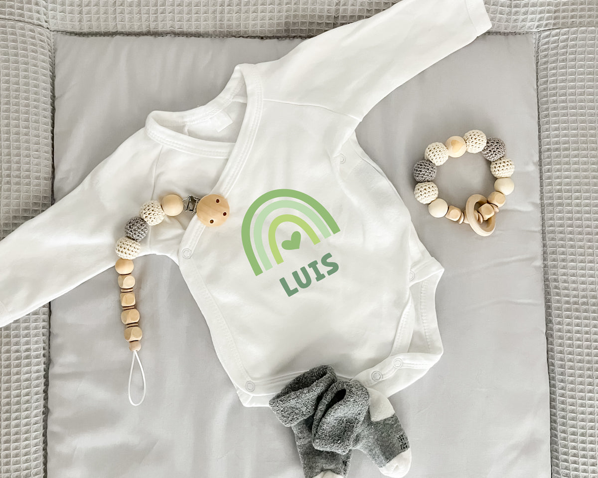 Personalisierter Premium Wickelbody | Regenbogen Grün | Langarm Body | Bio-Baumwolle | Geschenk zur Geburt mit Wunschnamen und Geburtsdaten - verschenkich.de