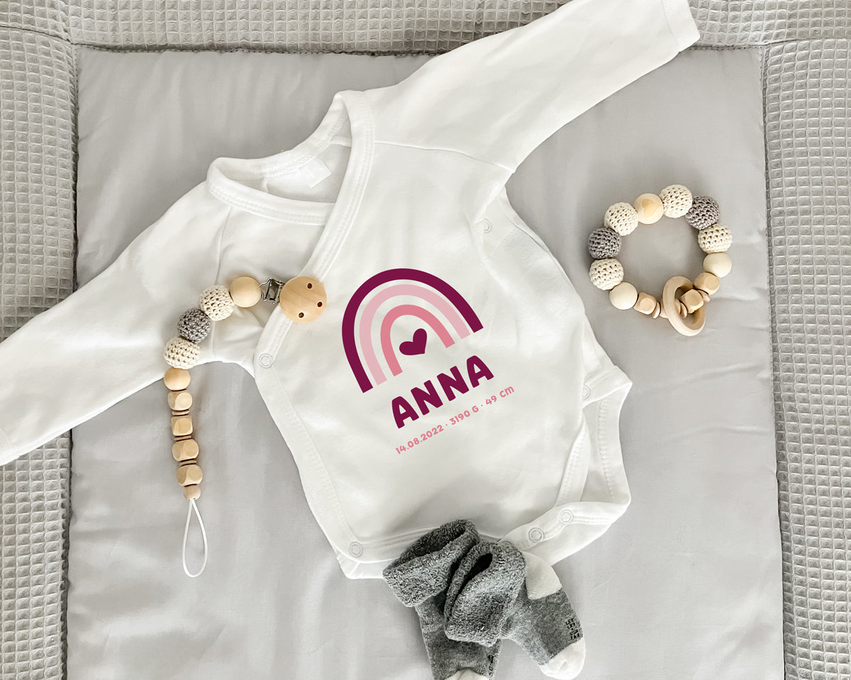 Personalisierter Premium Wickelbody | Regenbogen Pink | Langarm Body | Bio-Baumwolle | Geschenk zur Geburt mit Wunschnamen und Geburtsdaten - verschenkich.de