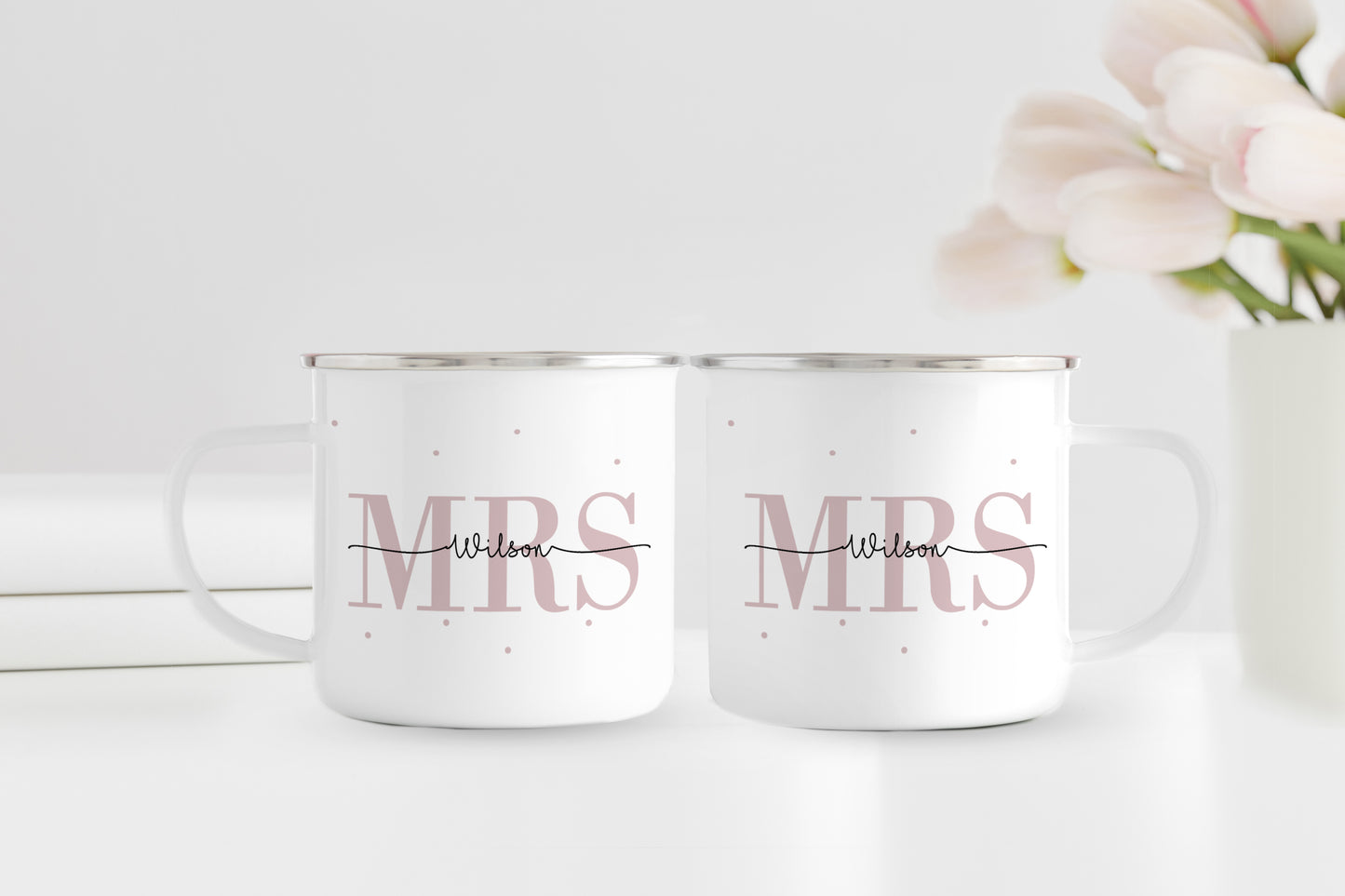 Personalisiertes Emaillebecher Set | Mrs + Mrs | 2 Emaille Tassen | Rand Silber oder Schwarz | Name und Datum | Geschenk für Hochzeit - verschenkich.de