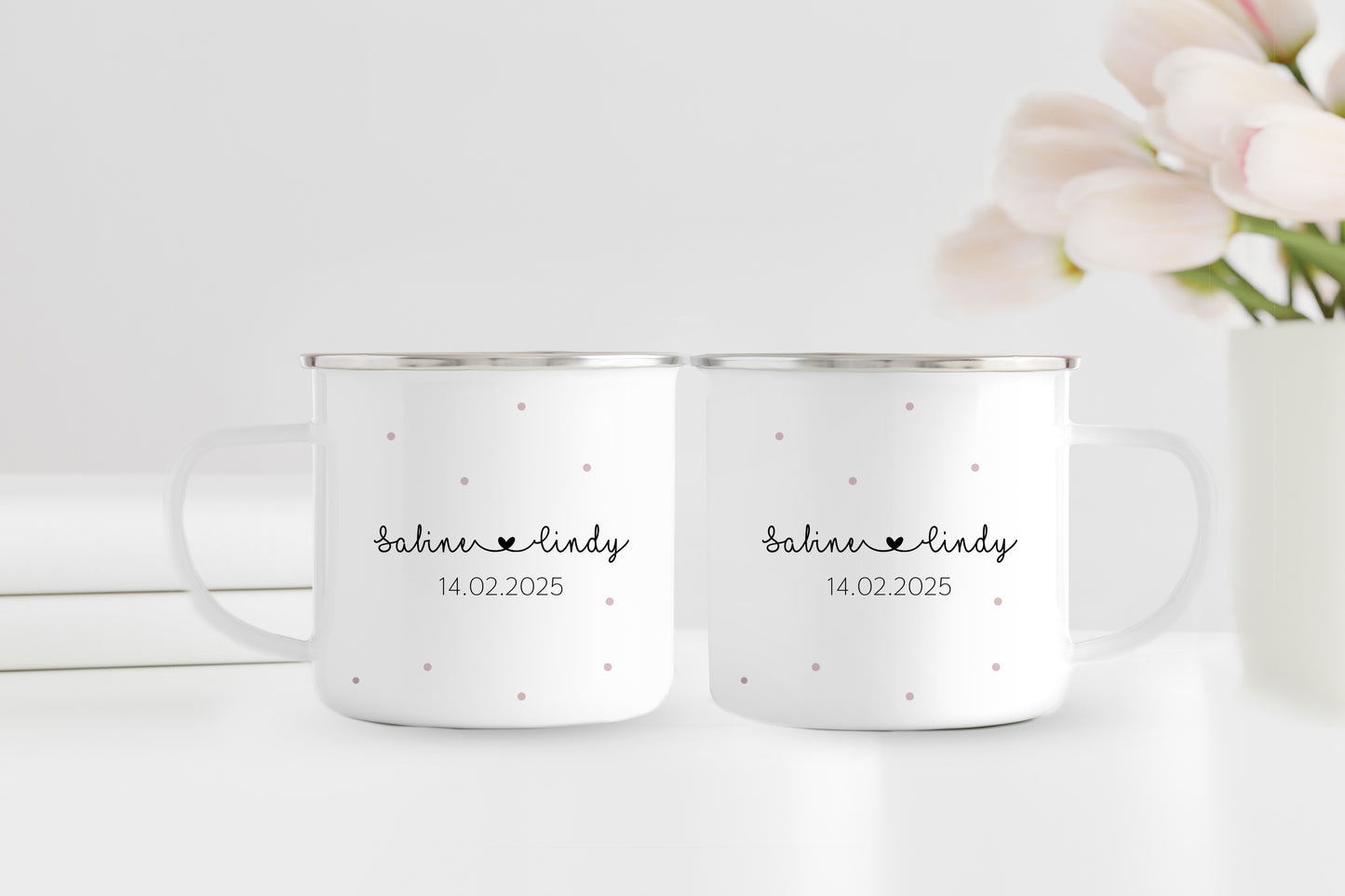 Personalisiertes Emaillebecher Set | Mrs + Mrs | 2 Emaille Tassen | Rand Silber oder Schwarz | Name und Datum | Geschenk für Hochzeit - verschenkich.de