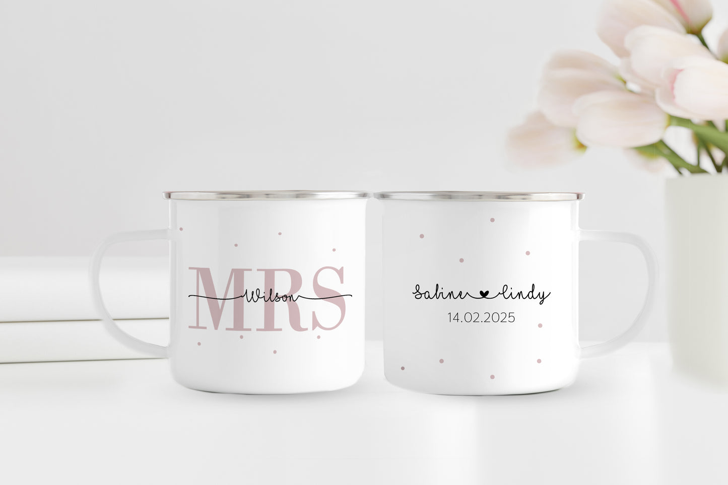 Personalisiertes Emaillebecher Set | Mrs + Mrs | 2 Emaille Tassen | Rand Silber oder Schwarz | Name und Datum | Geschenk für Hochzeit - verschenkich.de