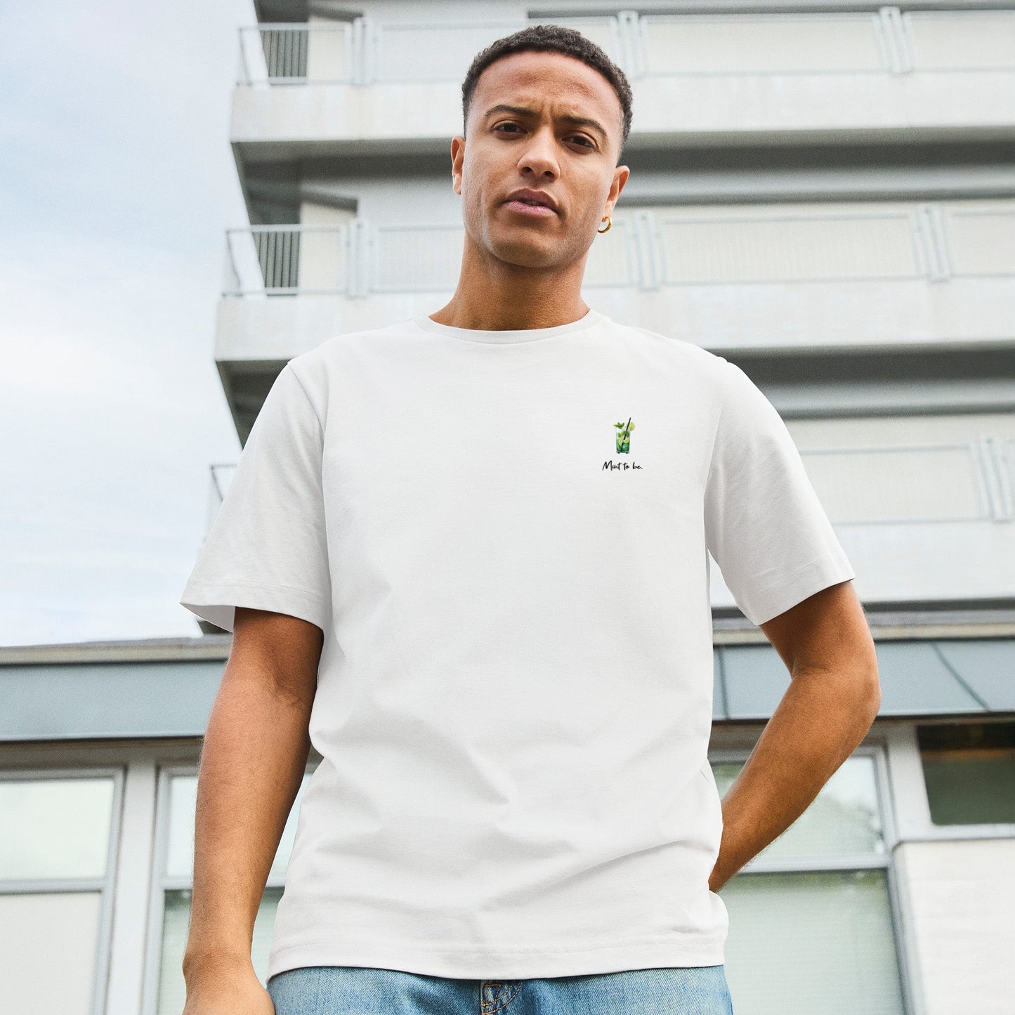 Modell trägt weißes T-Shirt mit Mint to be-Motiv – witziges Geschenk