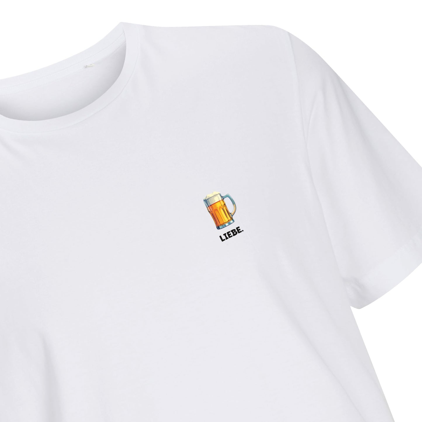 Detailaufnahme weißes Unisex T-Shirt mit dem Motiv einer Bierkrug-Illustration und dem Schriftzug „LIEBE“.