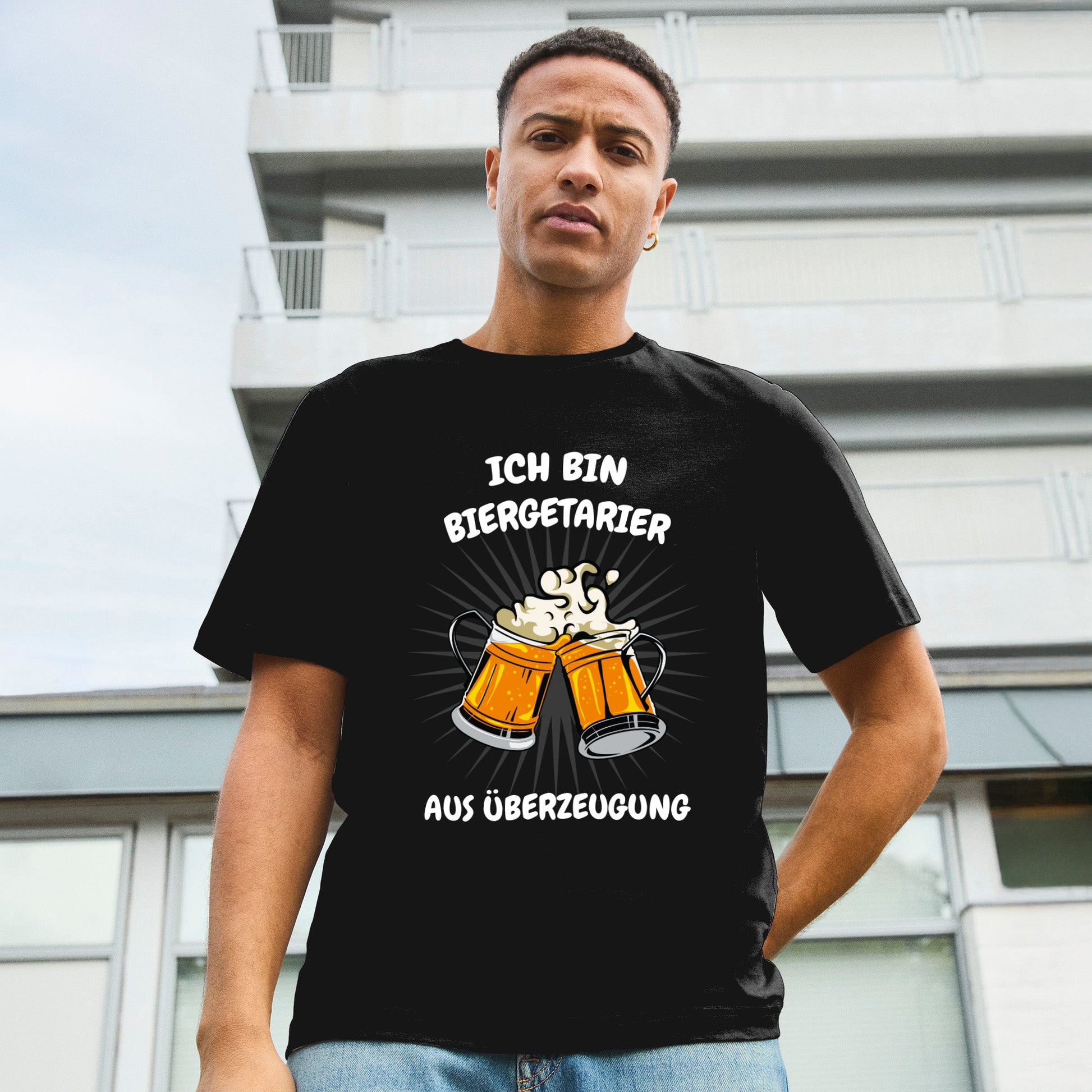 Mann trägt schwarzes Unisex T-Shirt mit dem Motiv „Ich bin Biergetarier aus Überzeugung“ und zwei prall gefüllten Bierkrügen. Aus 100 % Bio-Baumwolle.