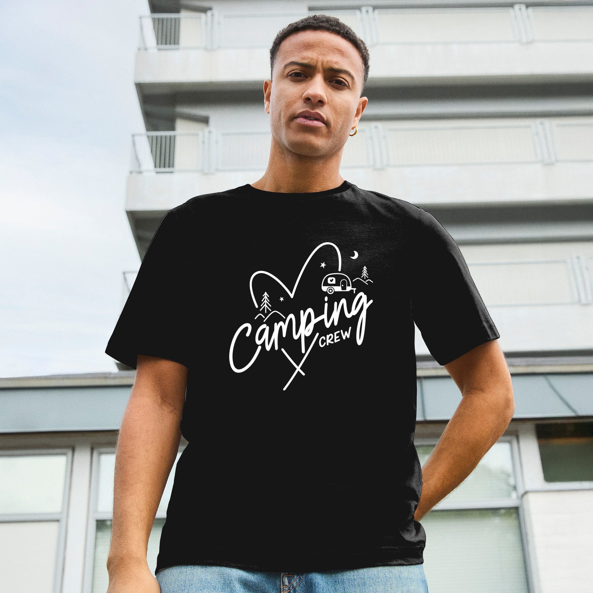 Modell trägt schwarzes T-Shirt mit Camping Crew Aufschrift mit Herz und Camper Symbolen