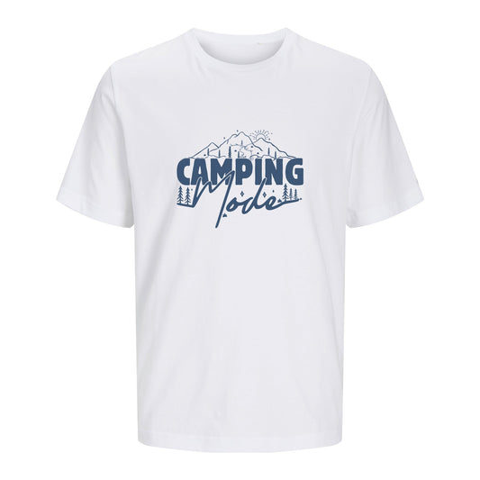 Weißes T-Shirt Camping Mode freigestellt auf weißem Hintergrund – Vorderansicht