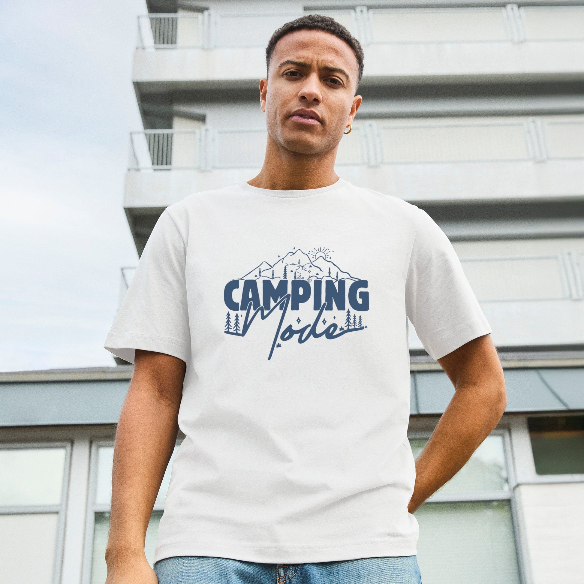 Modell trägt weißes T-Shirt mit Camping Mode Aufschrift mit Berg und Sonne