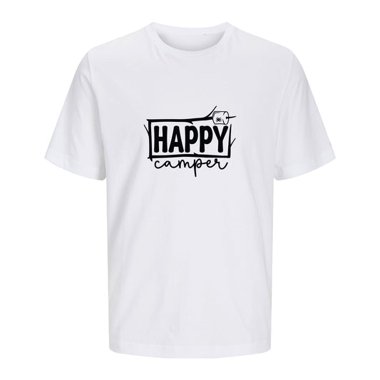 Weißes T-Shirt Happy Camper freigestellt auf weißem Hintergrund – Vorderansicht
