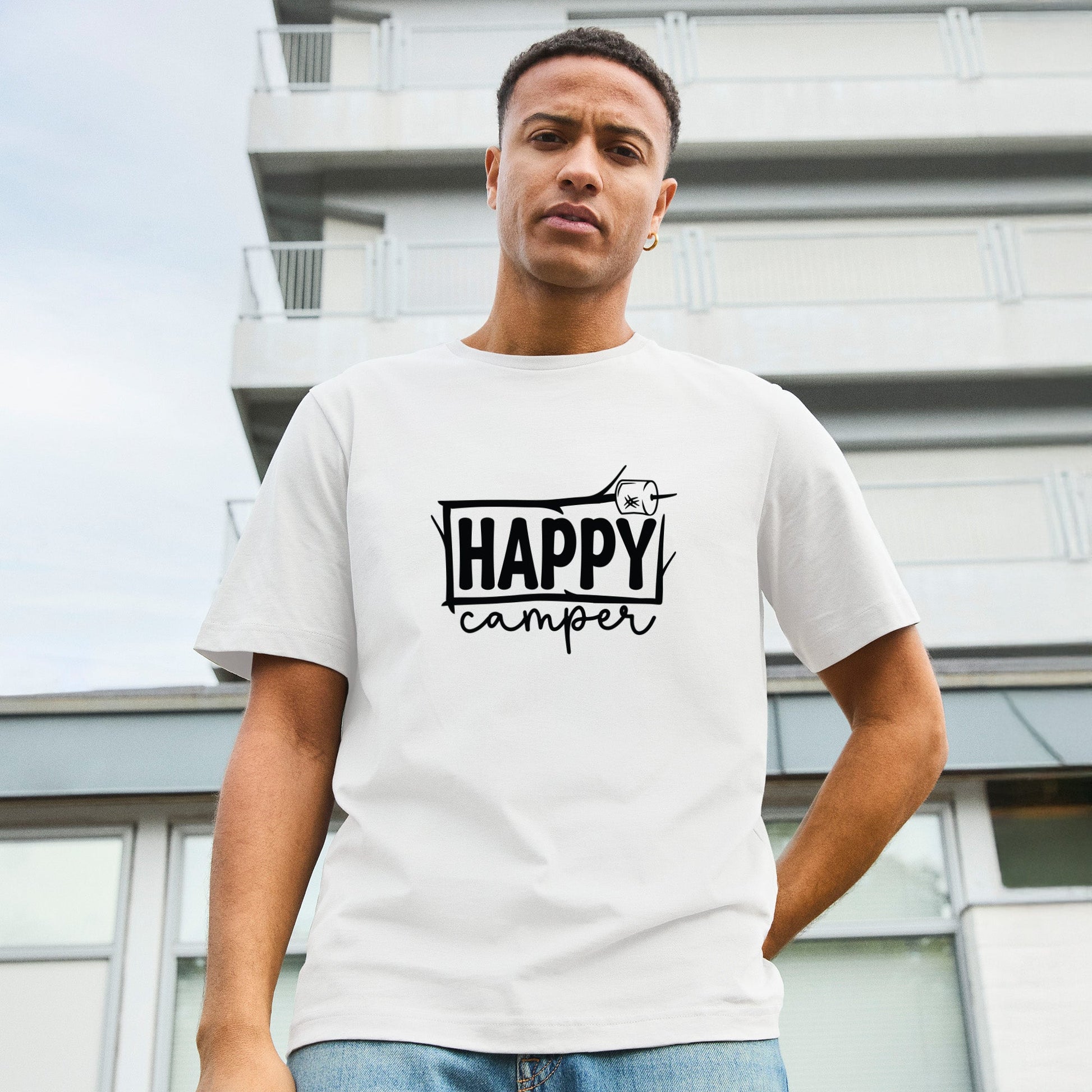 Modell trägt weißes T-Shirt mit Happy Camper Aufschrift eingerahmt in Ästen