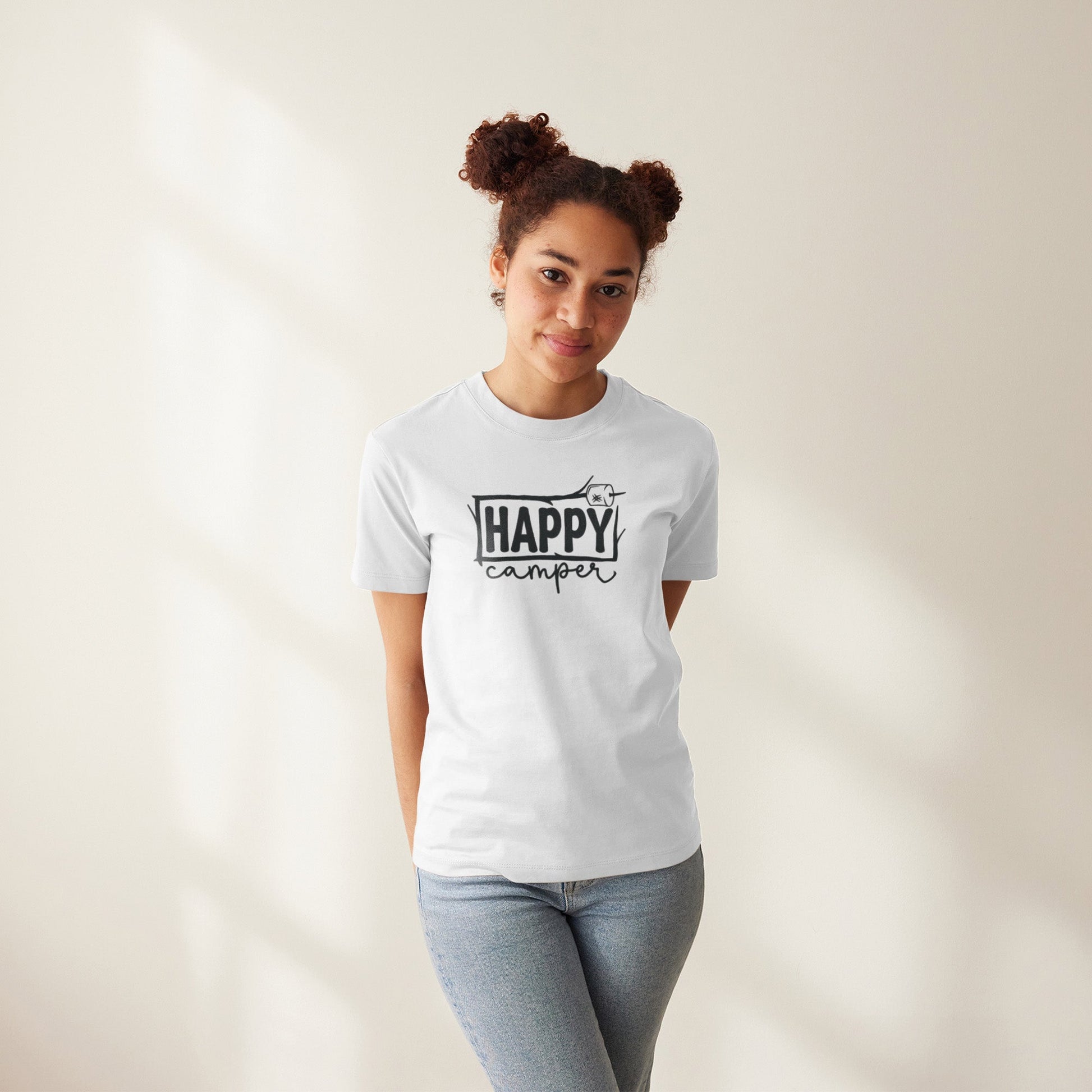 Modell trägt weißes T-Shirt mit Happy Camper Aufschrift eingerahmt in Ästen