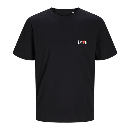 Schwarzes T-Shirt Love is Love freigestellt auf weißem Hintergrund – Vorderansicht