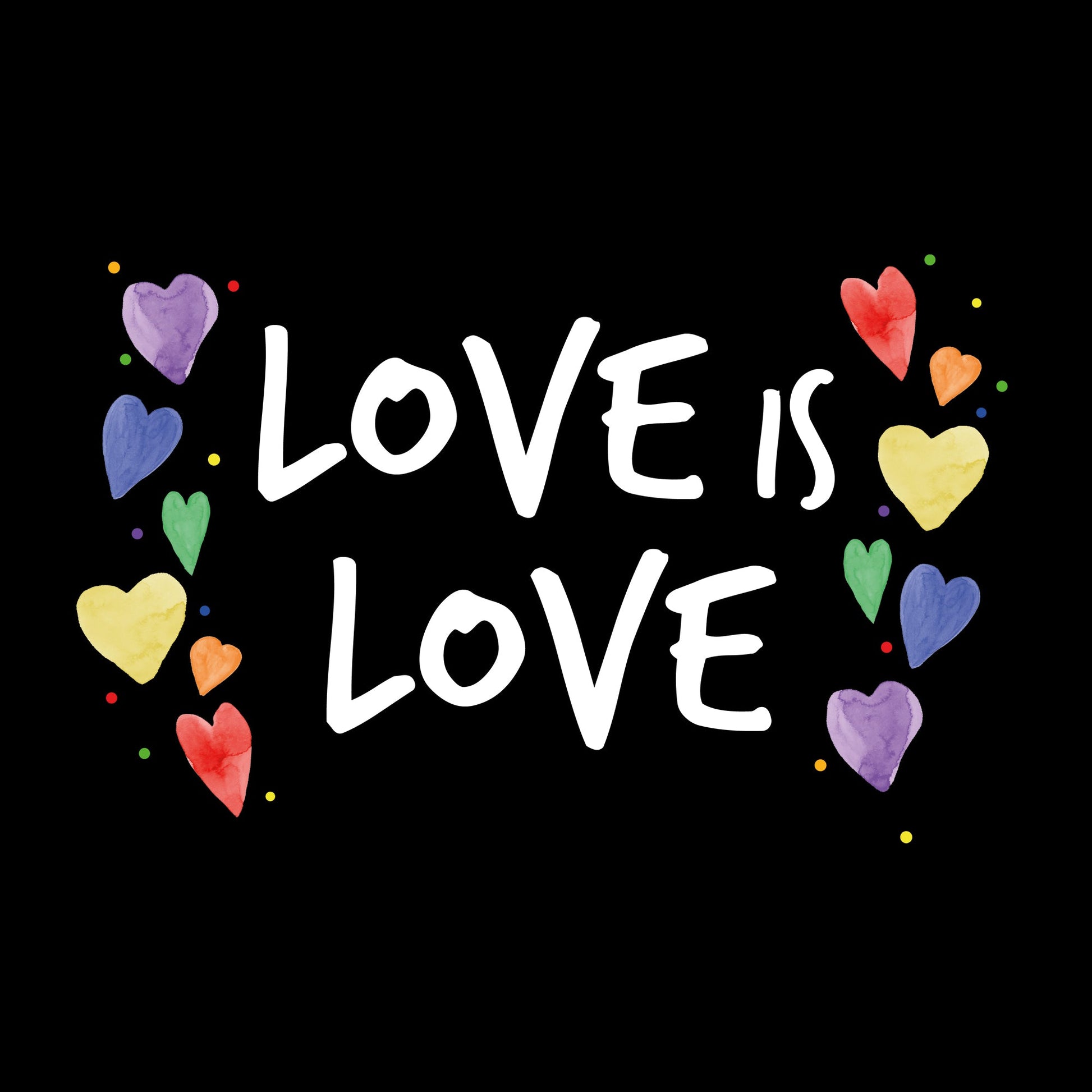 Detailansicht Love is Love- Motiv auf schwarzem T-Shirt - als Symbol für Stolz, Akzeptanz und die LGBTQIA+ Community.