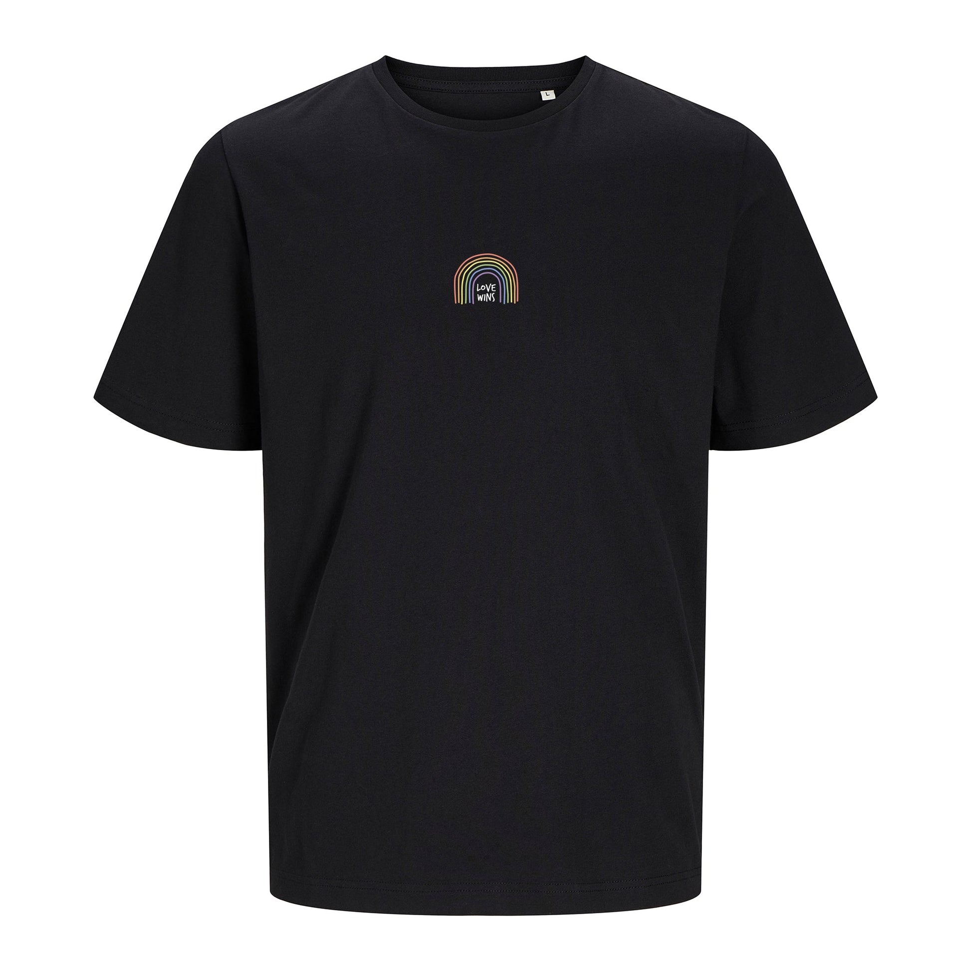 Schwarzes T-Shirt Love wins freigestellt auf weißem Hintergrund – Vorderansicht