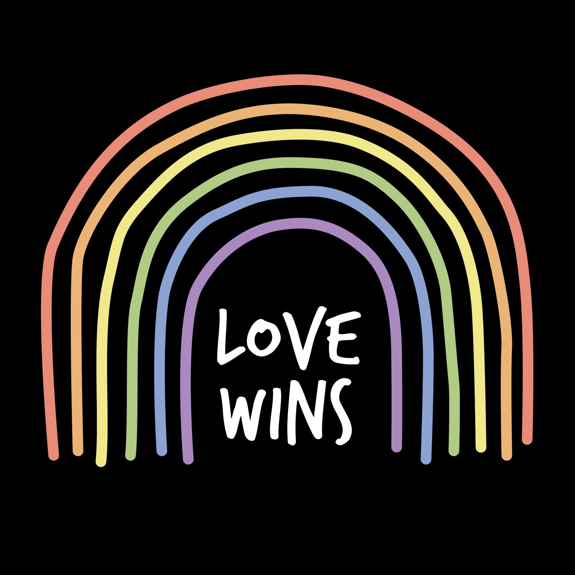 Detailansicht Love wins- Motiv auf schwarzem T-Shirt - als Symbol für Stolz, Akzeptanz und die LGBTQIA+ Community.