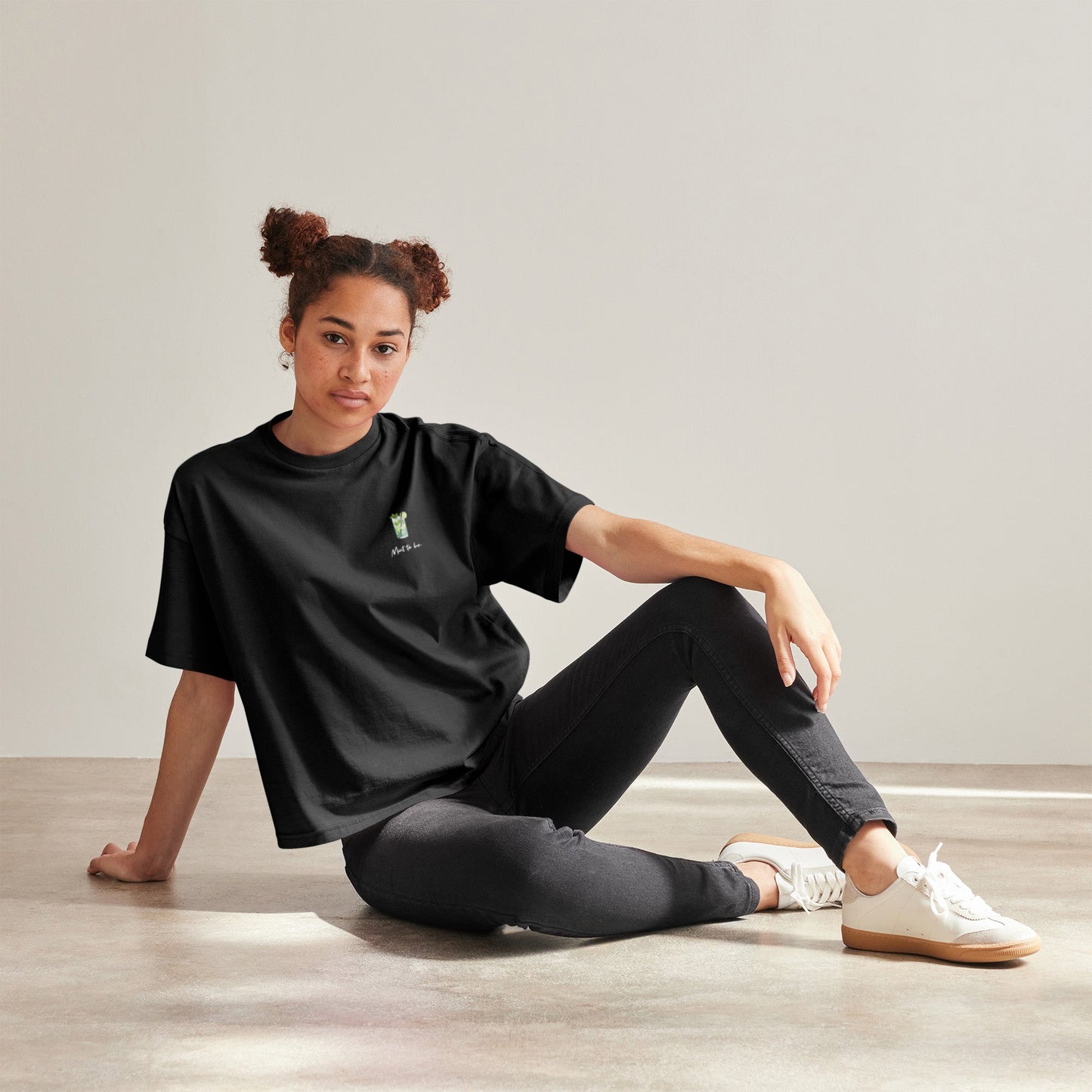 Frau trägt schwarzes T-Shirt mit Mint to be-Motiv