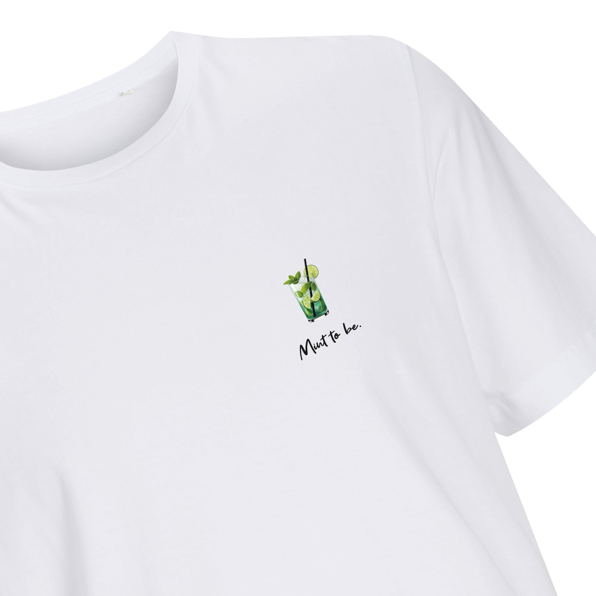 Detailaufnahme weißes Unisex T-Shirt mit dem Motiv eines Mojito-Glases, sowie dem Spruch „Mint to be“.