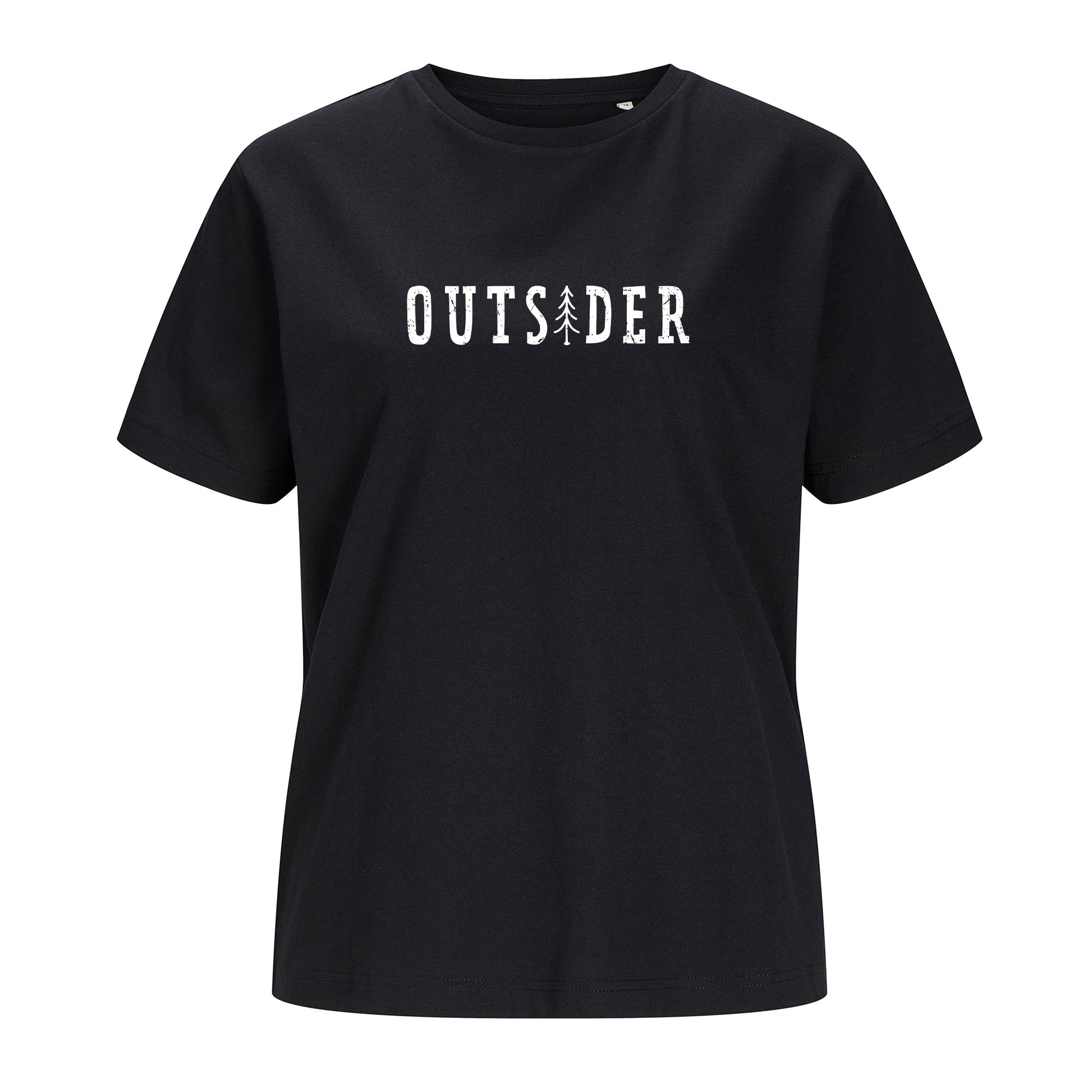 Modell trägt schwarzes T-Shirt mit Frontdruck „OUTSIDER“, bei dem das „i“ durch eine stilisierte Tanne ersetzt ist