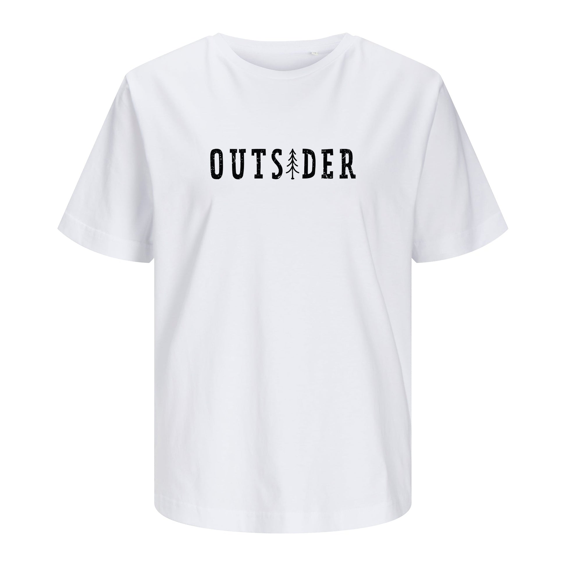 Modell trägt weißes T-Shirt mit Frontdruck „OUTSIDER“, bei dem das „i“ durch eine stilisierte Tanne ersetzt ist