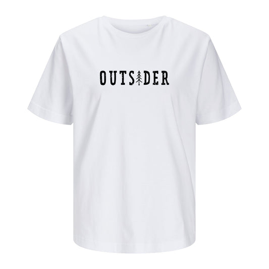 Modell trägt weißes T-Shirt mit Frontdruck „OUTSIDER“, bei dem das „i“ durch eine stilisierte Tanne ersetzt ist