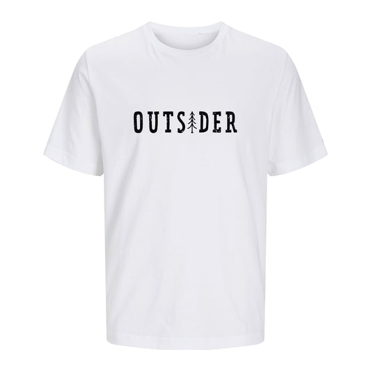 Modell trägt weißes T-Shirt mit Happy Camper Aufschrift eingerahmt in Ästen