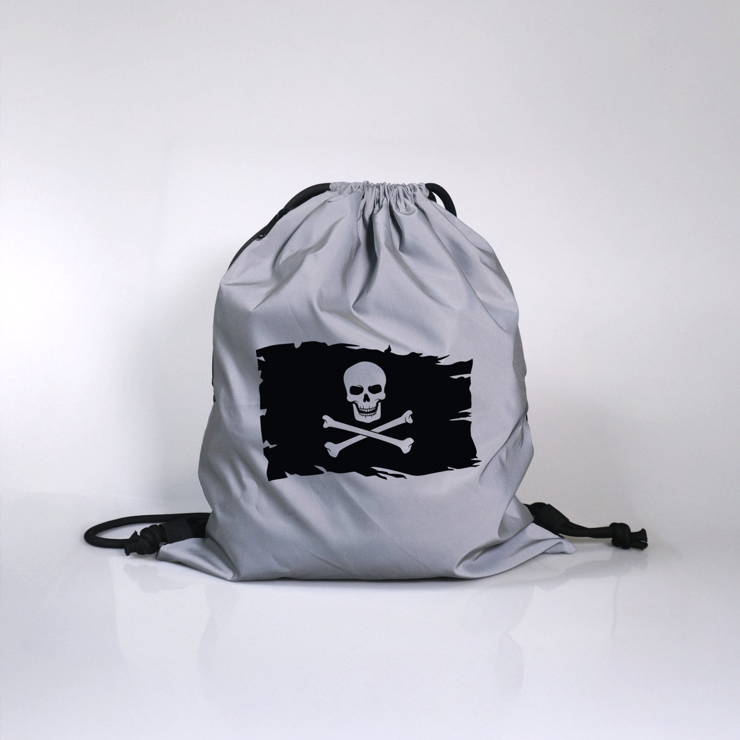 Turnbeutel Rucksack reflektierend | Piratenflagge | leuchtend | erhöhte Sichtbarkeit und Sicherheit | für Schule | Sport | Kinder | Teens - verschenkich.de