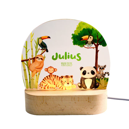 Beleuchtetes Nachtlicht mit Acrylplatte und Holzsockel aus Buche auf weißem Hintergrund, Dschungelmotiv mit Tieren wie Panda, Tiger, Tukan, Faultier und Affe.