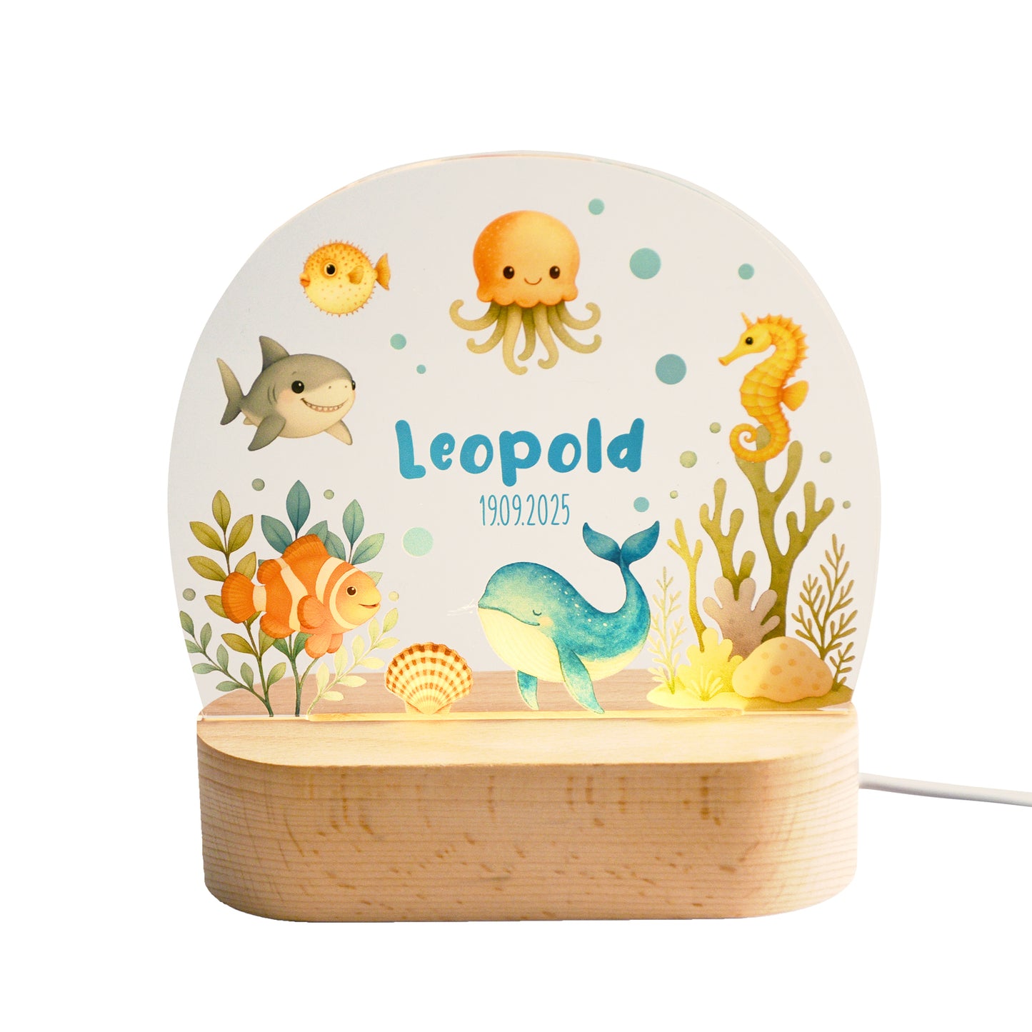 Beleuchtetes Nachtlicht mit Acrylplatte und Holzsockel aus Buche auf weißem Hintergrund, Unterwassermotiv mit Tieren wie Wal, Clownsfisch, Seepferdchen, Qualle und Kugelfisch.
