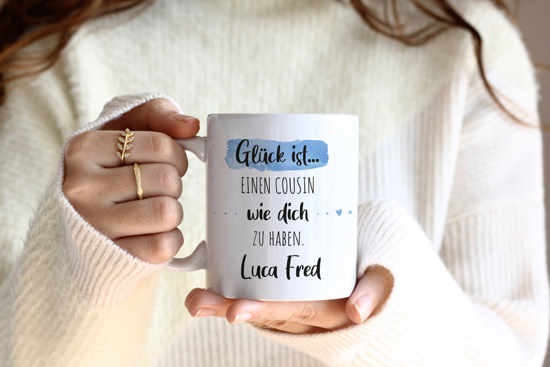 Cousin | Kaffeetasse | Glück ist einen wie dich zu haben | Tasse mit Wunschnamen personalisiert | Geschenk | weiß oder Henkel+Innen blau