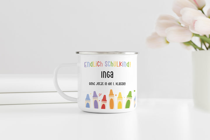 Personalisierter Emaillebecher | Endlich Schulkind | Buntstifte unten | Emaille Tasse | Rand schwarz oder silber | mit Name | Einschulung