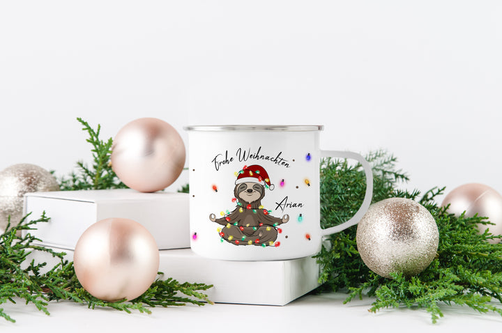 Personalisierter Emaillebecher | Emaille Tasse | Rand silber oder schwarz | mit Name | Faultier Lichterkette | Geschenk für Weihnachten