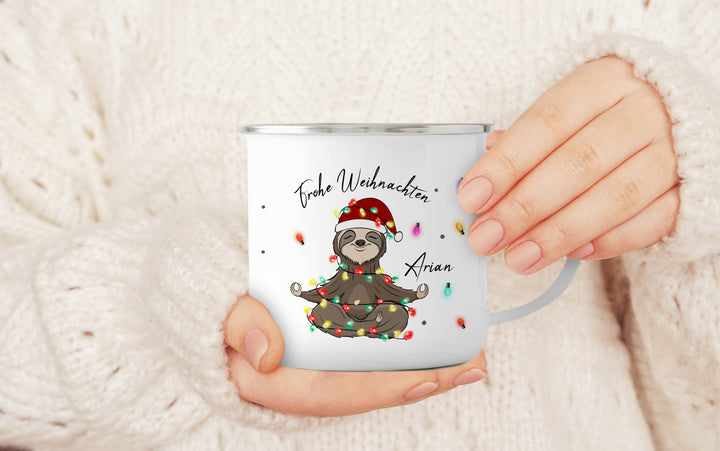 Personalisierter Emaillebecher | Emaille Tasse | Rand silber oder schwarz | mit Name | Faultier Lichterkette | Geschenk für Weihnachten