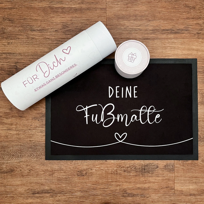 Personalisierte Fußmatte mit Wunschnamen | Hier wohnt ... und ab und zu auch | 35 x 50 cm oder 40 x 60 cm | Geschenkidee zum Umzug, Einzug