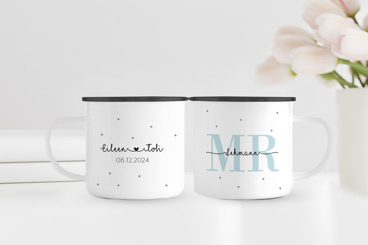 Personalisiertes Emaillebecher Set | Mrs + Mr | 2 Emaille Tassen | Rand Silber oder Schwarz | Name und Datum | Geschenk für Hochzeit