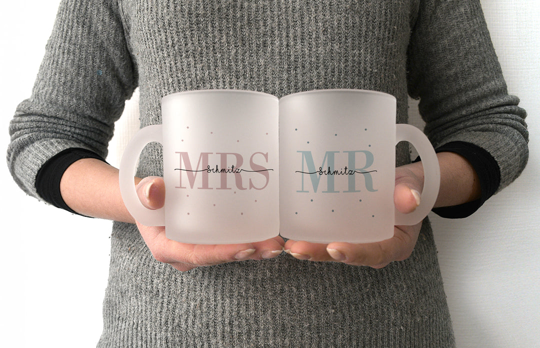 Personalisiertes Glas Tassen Set | mit Wunschnamen und Datum | Mrs + Mr | persönliches Geschenk für Hochzeit der Eheleute | satiniertes Glas