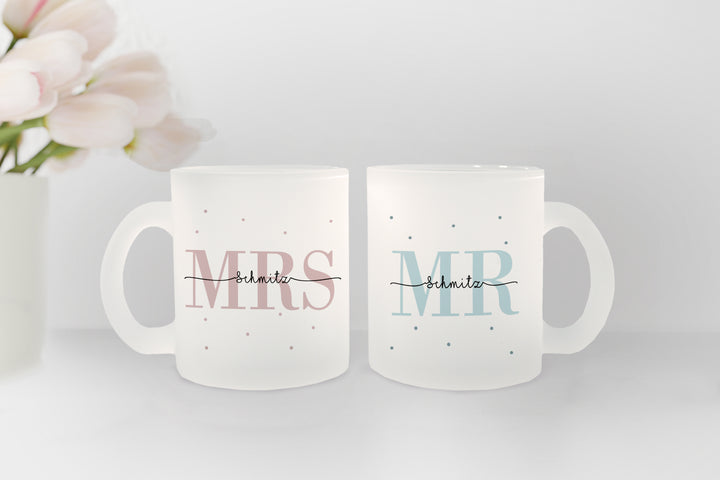 Personalisiertes Glas Tassen Set | mit Wunschnamen und Datum | Mrs + Mr | persönliches Geschenk für Hochzeit der Eheleute | satiniertes Glas