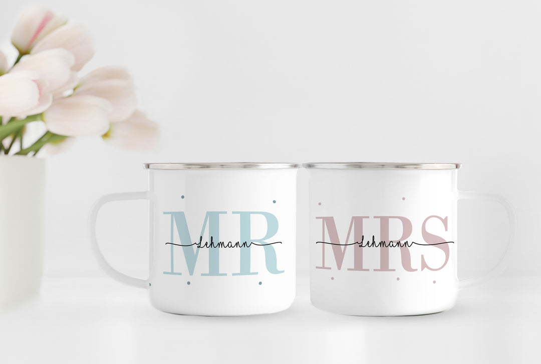 Personalisiertes Emaillebecher Set | 2 Emaille Tassen mit silbernen Rand | mit Wunschnamen und Datum | Mrs. + Mr. | Geschenk für Hochzeit