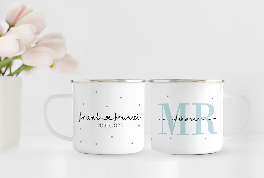 Personalisiertes Emaillebecher Set | 2 Emaille Tassen mit silbernen Rand | mit Wunschnamen und Datum | Mrs. + Mr. | Geschenk für Hochzeit