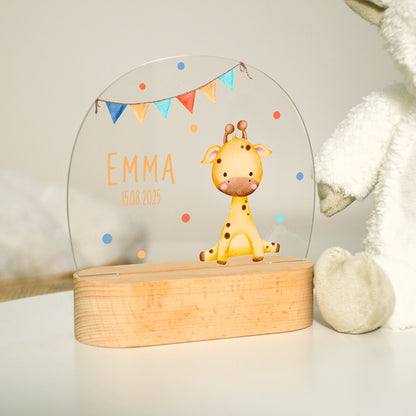 Unbeleuchtetes Nachtlicht mit Acrylplatte und Holzsockel aus Buche im Kinderzimmer, Giraffenmotiv mit Wimpelgirlande, aufgenommen im hellen Raum.