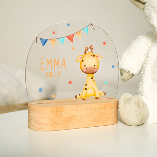 Unbeleuchtetes Nachtlicht mit Acrylplatte und Holzsockel aus Buche im Kinderzimmer, Giraffenmotiv mit Wimpelgirlande, aufgenommen im hellen Raum.