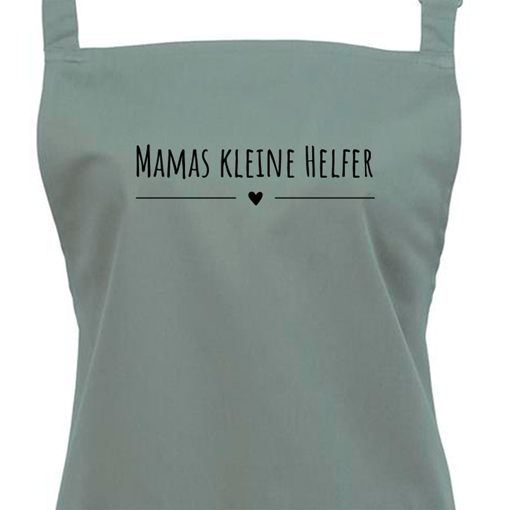 Kochschürze in sage mit weißem Schriftzug Mamas kleine Helfer und Herzmotiv, personalisiert mit Kindernamen