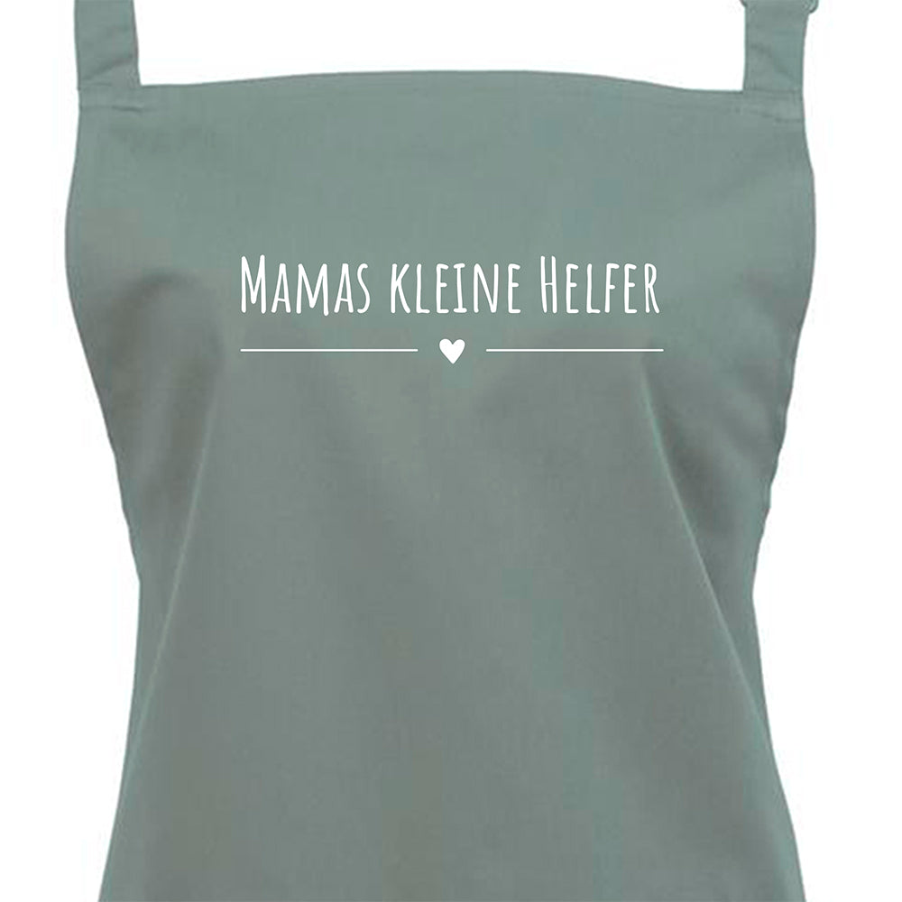 Kochschürze in sage mit schwarzem Schriftzug Mamas kleine Helfer und Herzmotiv, personalisiert mit Kindernamen