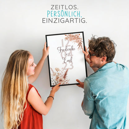 Paar hält personalisiertes Poster mit Blumendesign und Namen, zeitloses Geschenk für Paare